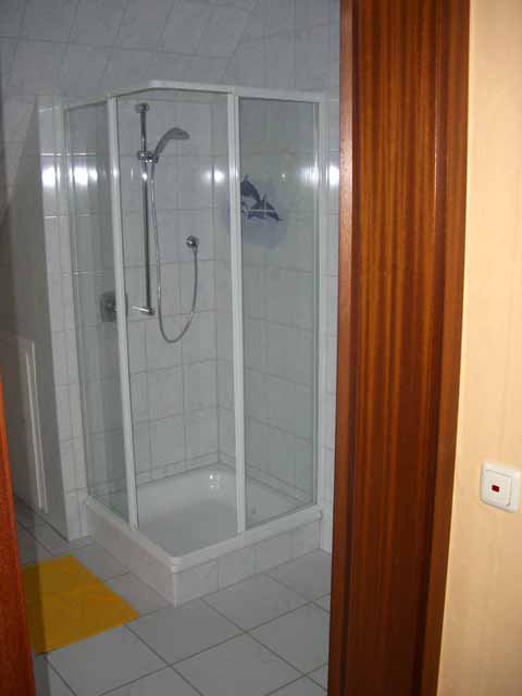 Doppelzimmer mit Balkon in terrakotta mit DU/WC und TV